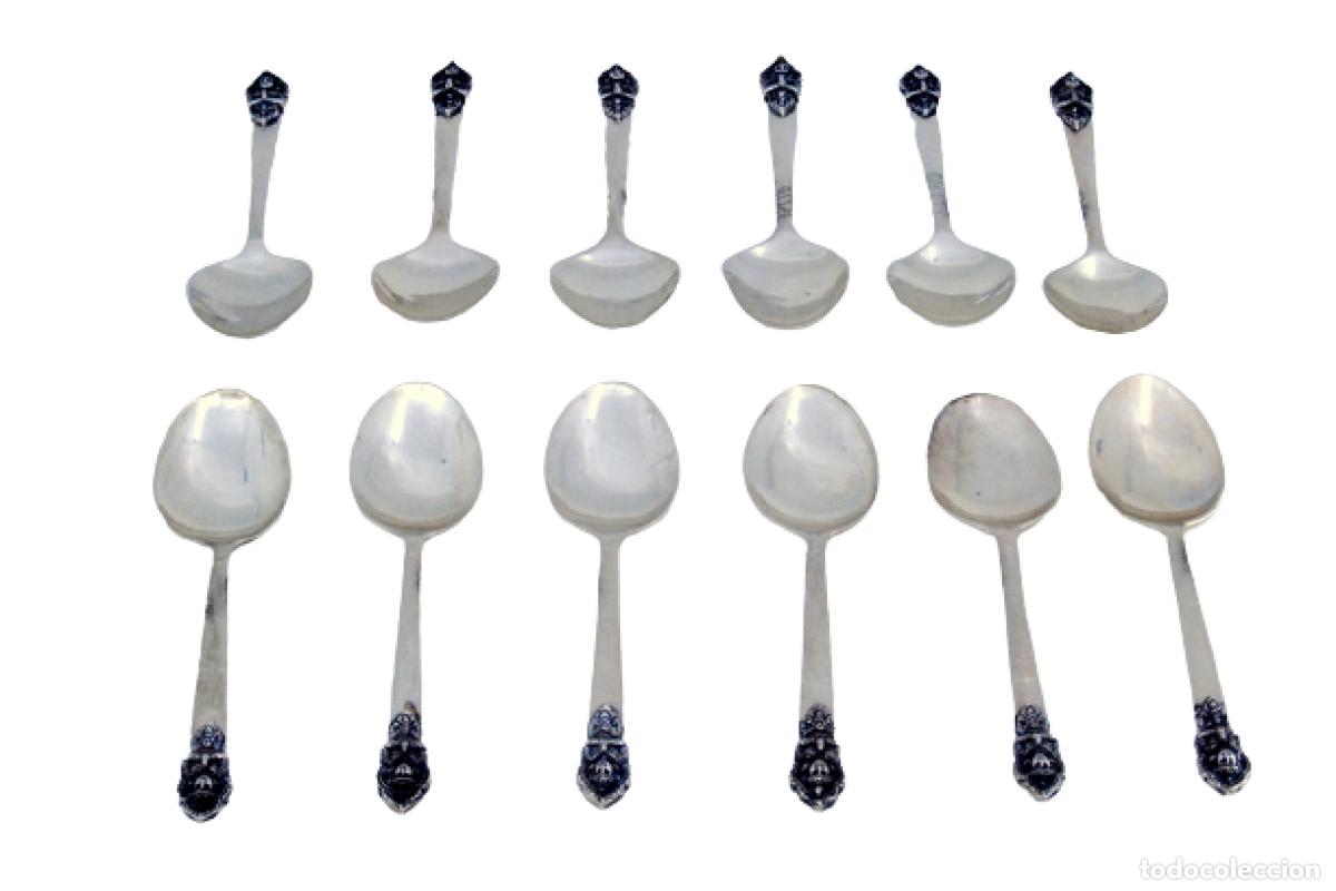 Antig&uuml;edades: Juego de 12 cucharillas de caf&eacute; de plata con la figura de una diosa en el extremo del mango.