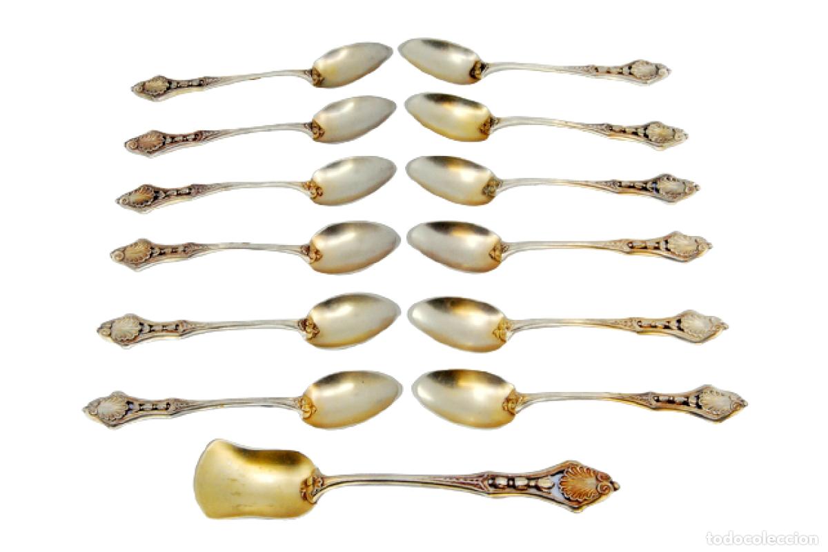 Oggetti Antichi: Juego de 12 cucharillas de t&eacute; y cuchara medidora de az&uacute;car, color plata.