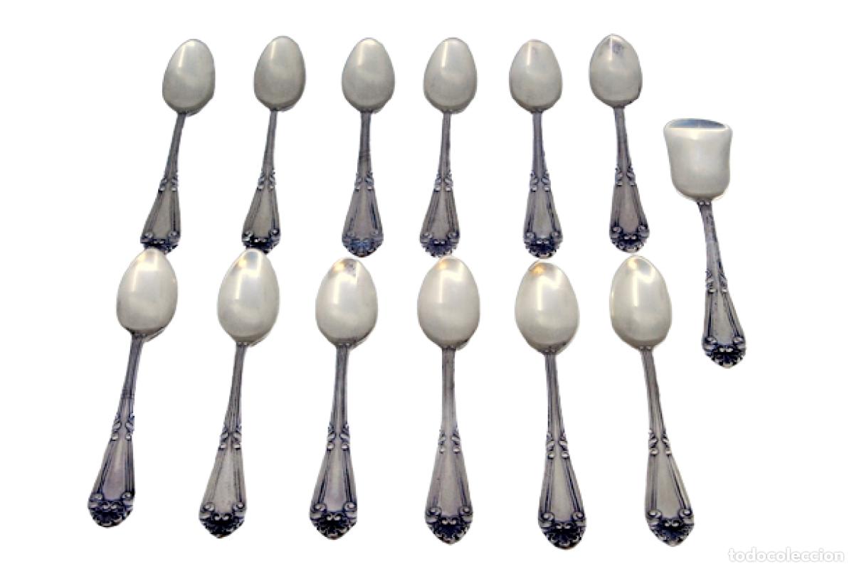 Antiguidades: Juego de 12 cucharillas de caf&eacute; y cuchara para az&uacute;car, en color plata.