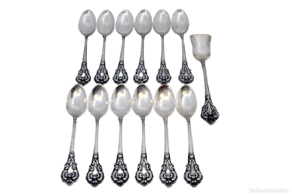 Antiguidades: Juego de 12 cucharillas de t&eacute; y cuchara medidora de az&uacute;car, color plata.