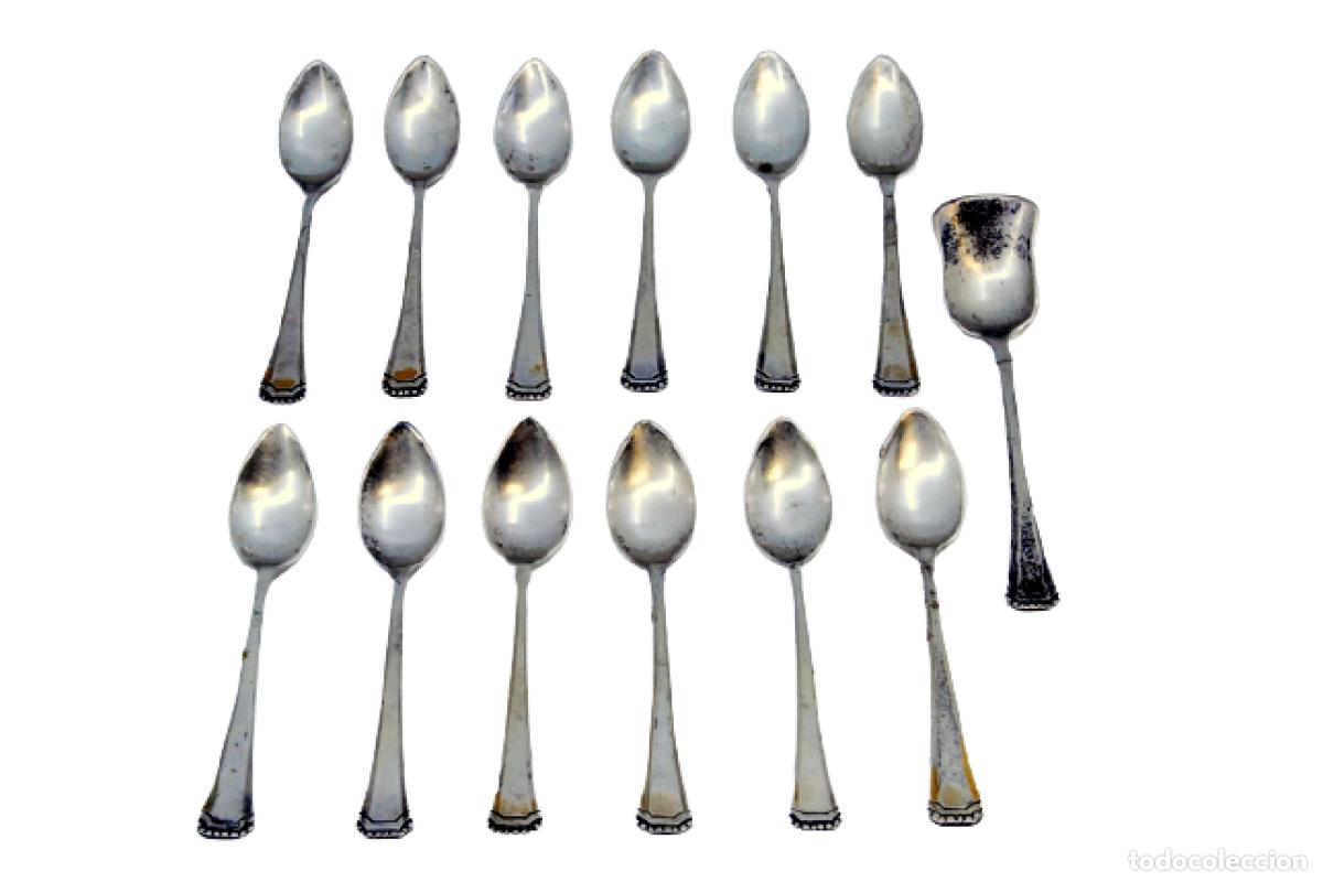 Antiguidades: Juego de 12 cucharillas de caf&eacute; y cuchara para az&uacute;car, en color plata.