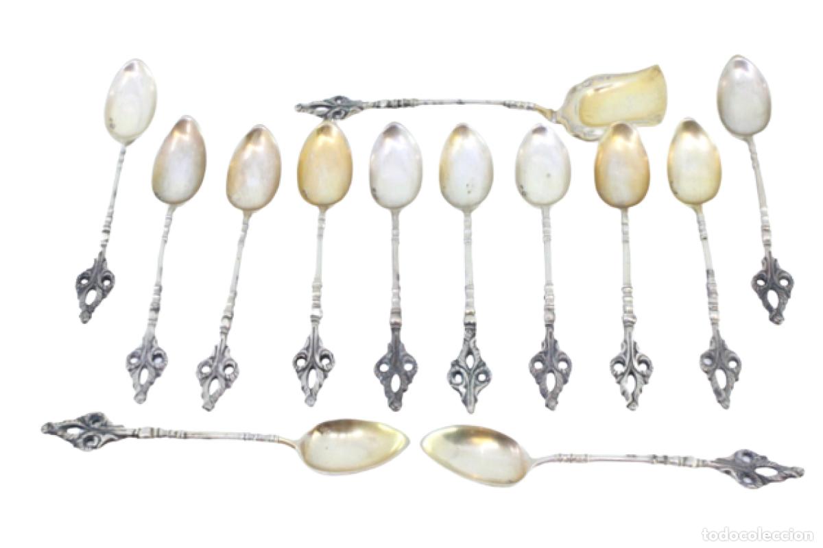 Antiguidades: Juego de 12 cucharillas de t&eacute; y cuchara medidora de az&uacute;car, color plata.