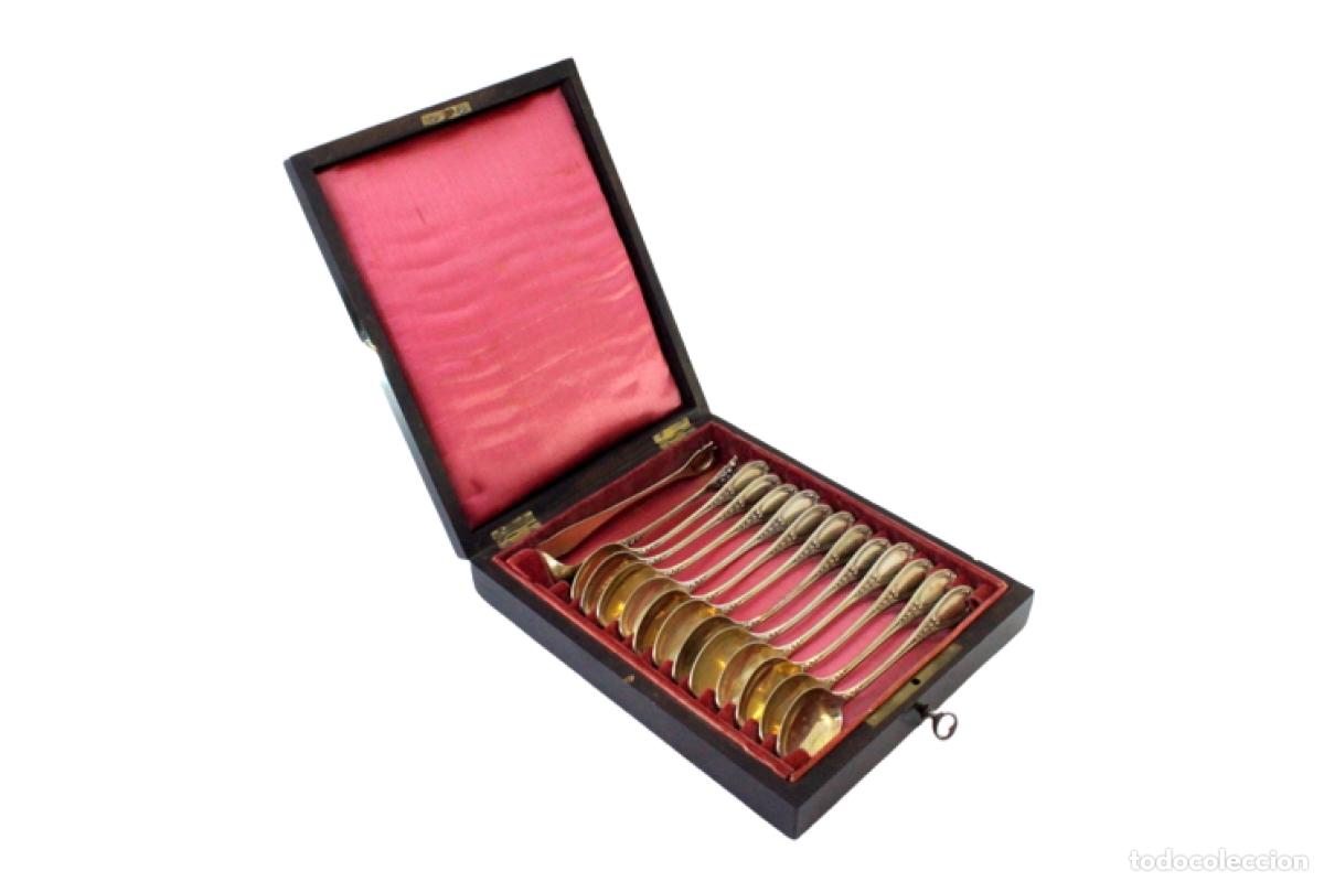 Antiguidades: Juego de 12 cucharas de postre y pinzas para az&uacute;car, de plata dorada, con caja y llave.