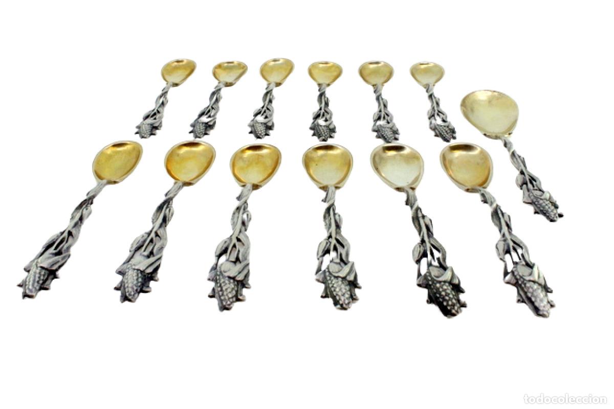 Antiguidades: Juego de 12 cucharillas de t&eacute; y cuchara medidora de az&uacute;car, color plata.