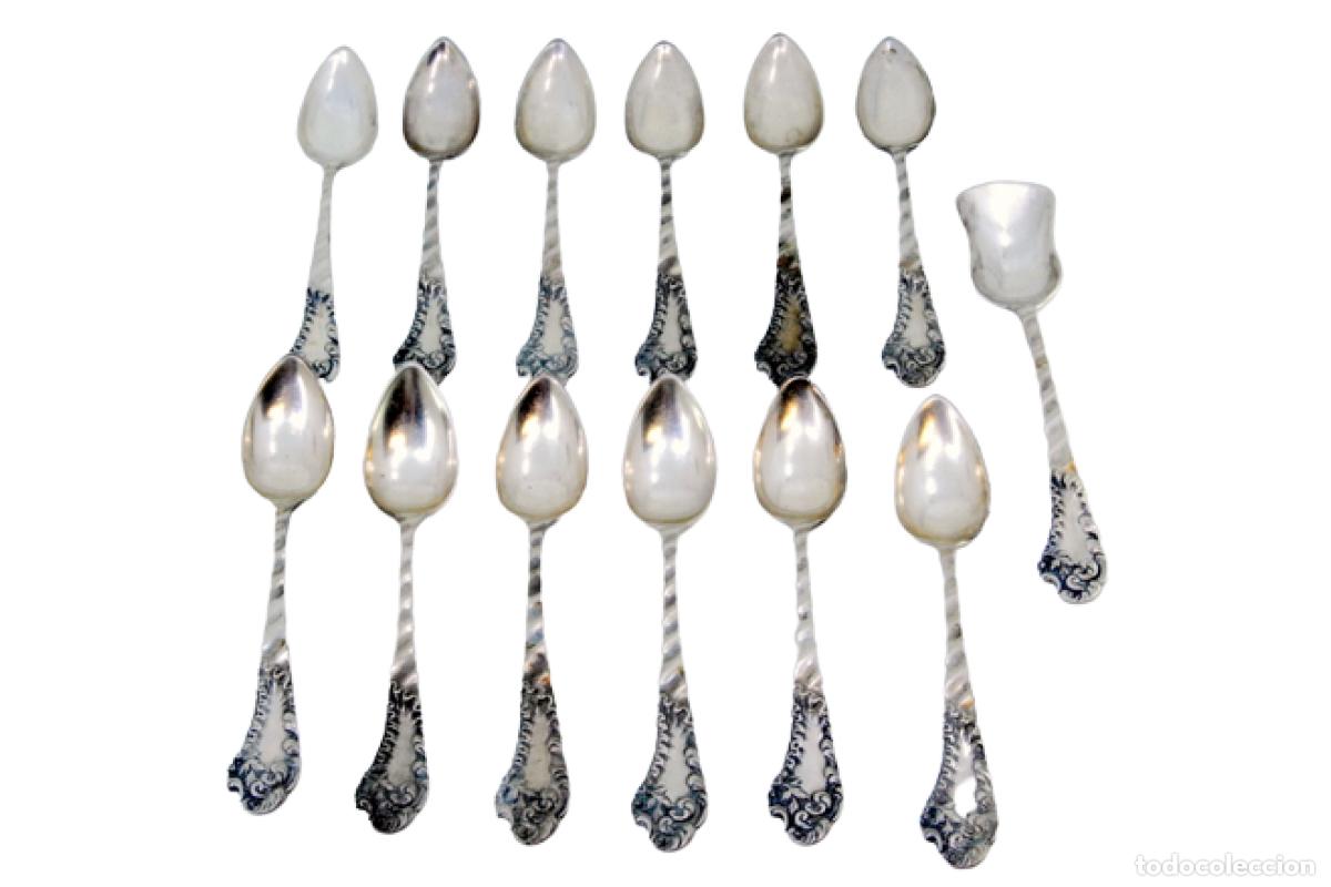 Antiques: Juego de 12 cucharillas de t&eacute; y cuchara medidora de az&uacute;car, color plata.