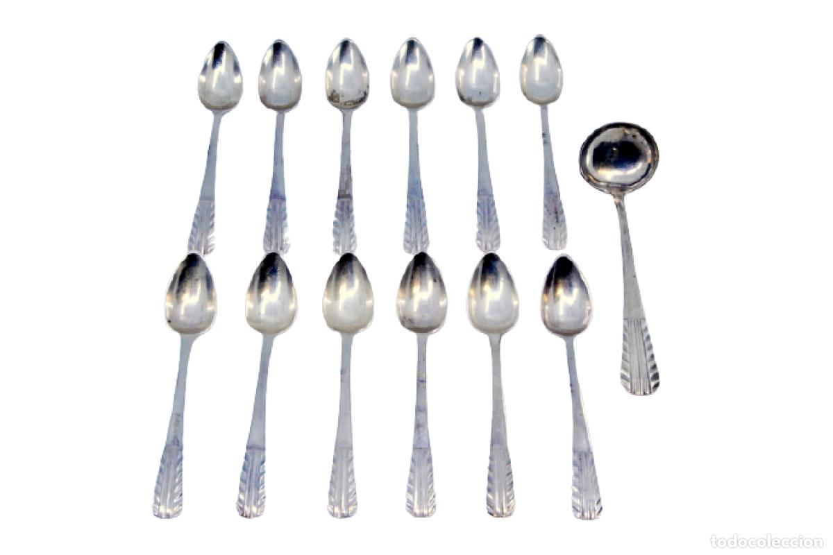 Antiguidades: Juego de 12 cucharillas de caf&eacute; y cuchara para az&uacute;car, en color plata.