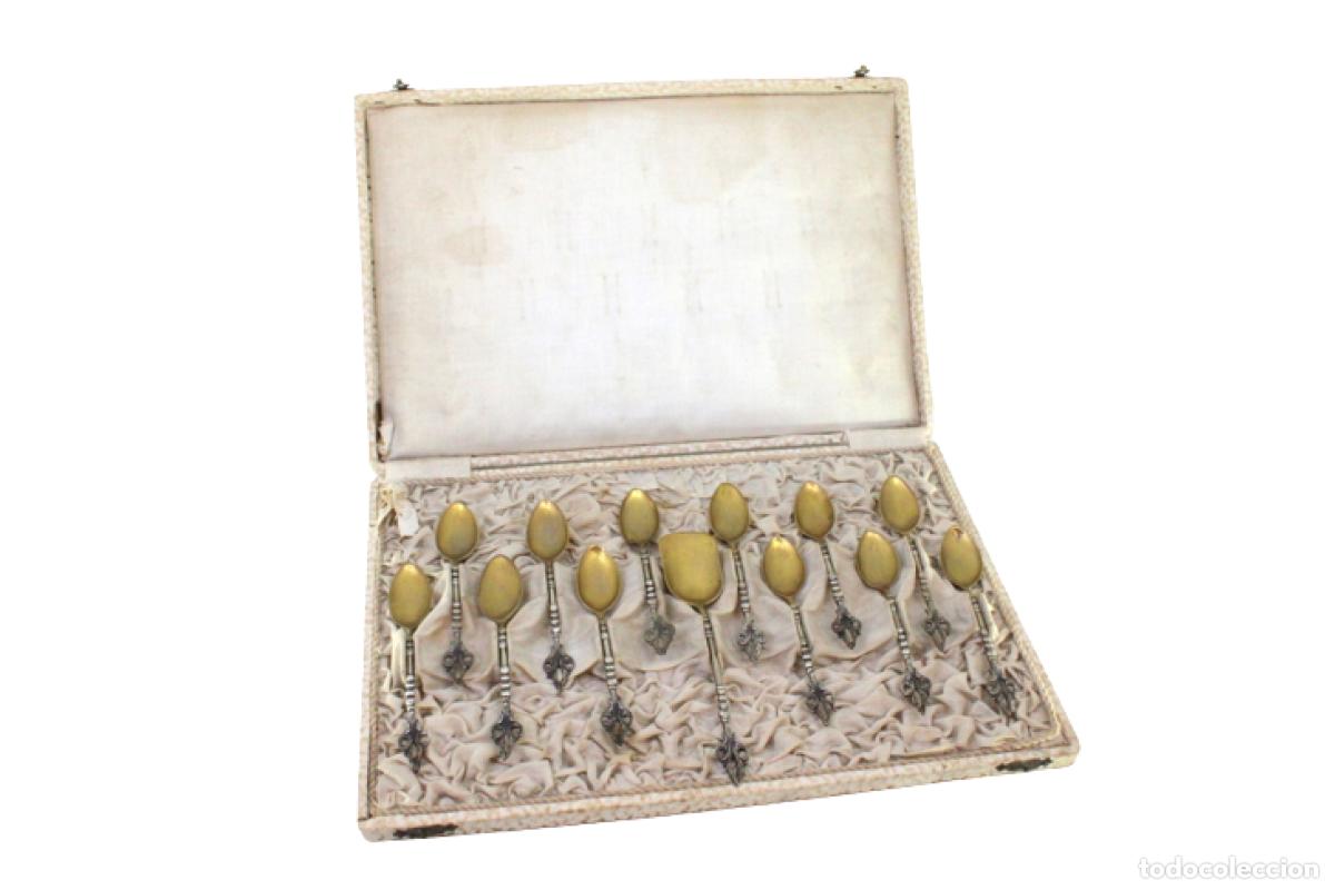 Antiguidades: Juego de 12 cucharillas de caf&eacute; y cuchara para az&uacute;car, color plata - Flor de Liz