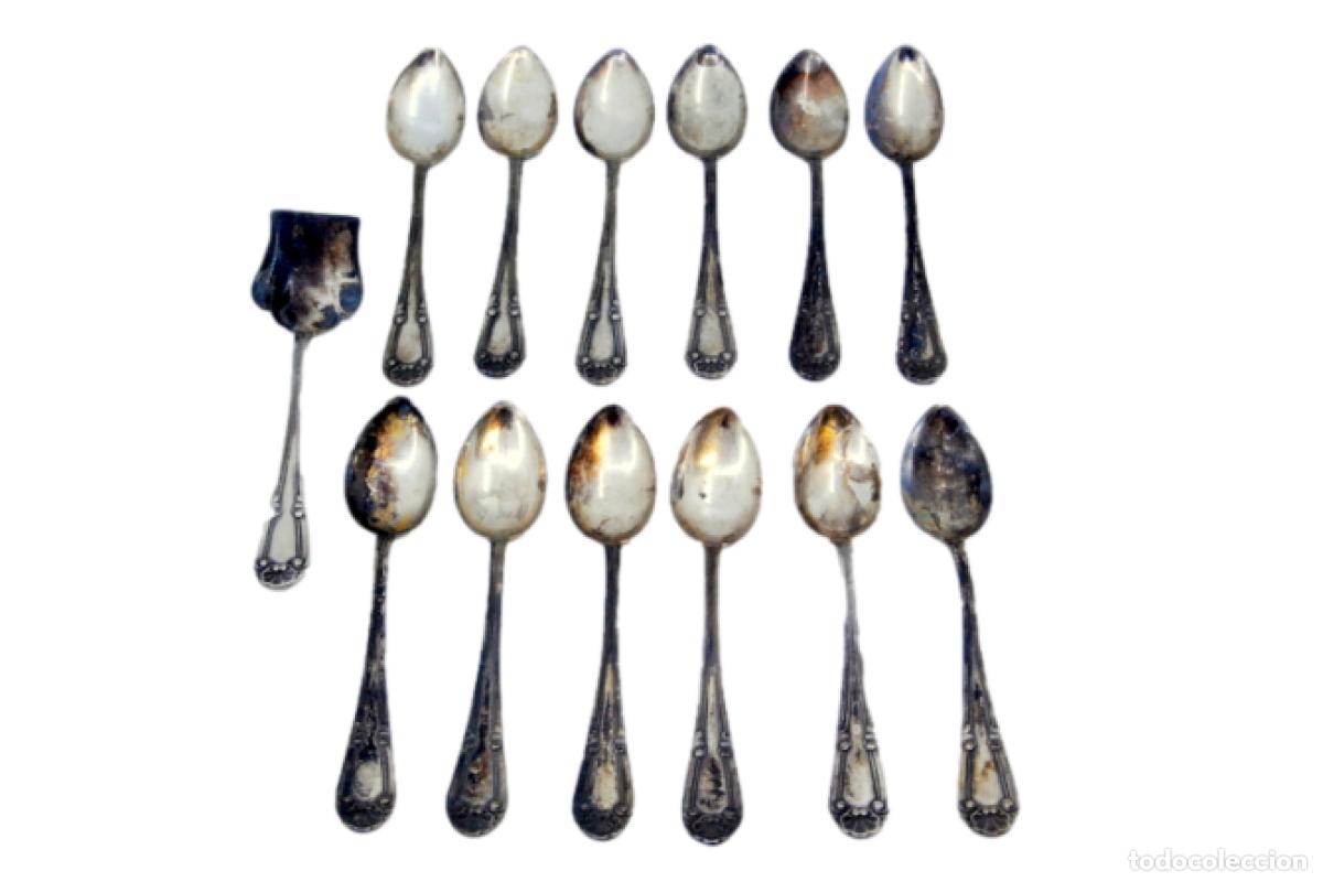 Antiguidades: Juego de 12 cucharillas de caf&eacute; y cuchara para az&uacute;car, en color plata.
