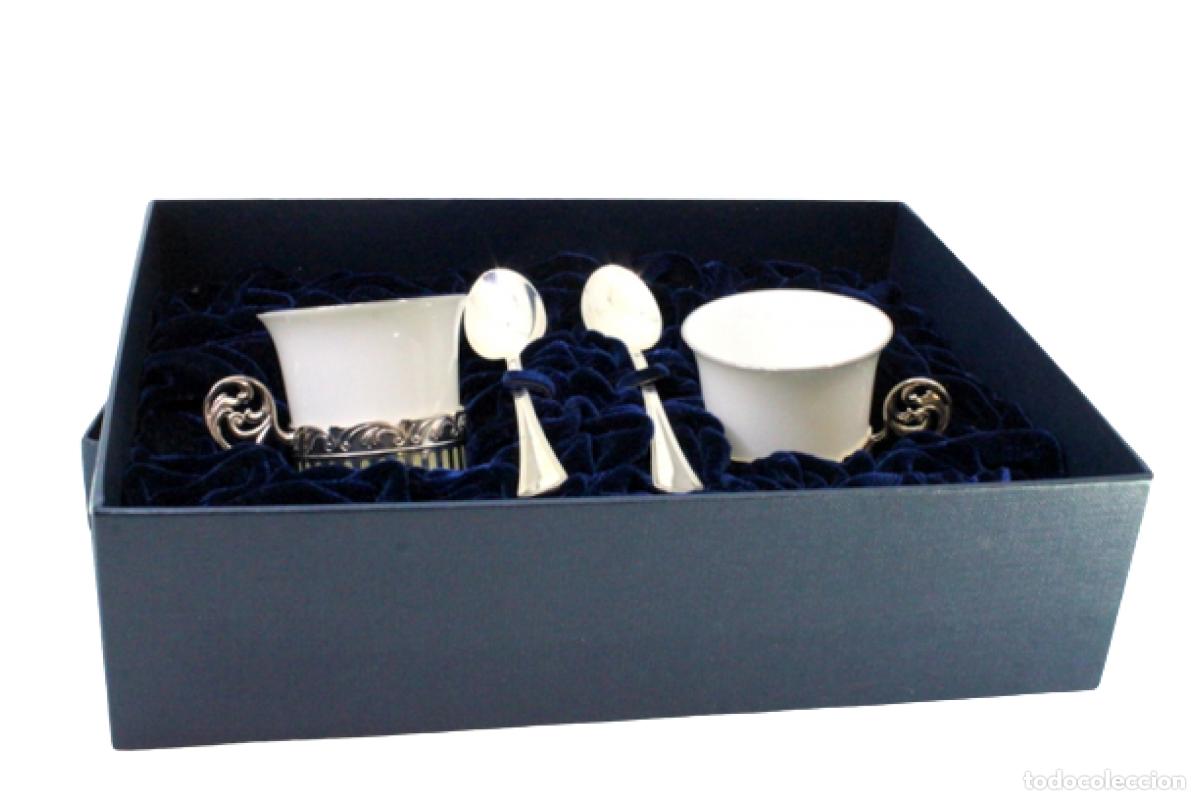 Antiguidades: Tazas de caf&eacute; de porcelana y plata con dos cucharas.