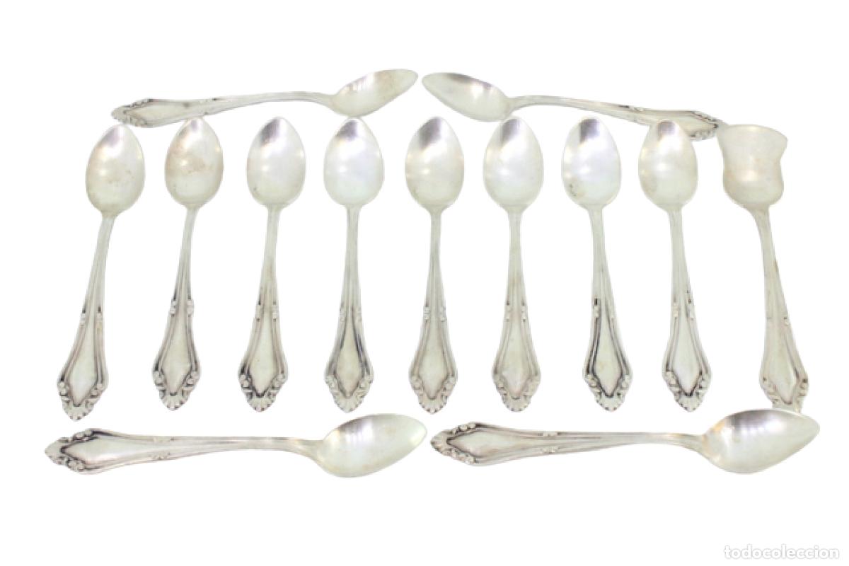 Antiguidades: Juego de 12 cucharillas de t&eacute; y cuchara medidora de az&uacute;car, color plata.