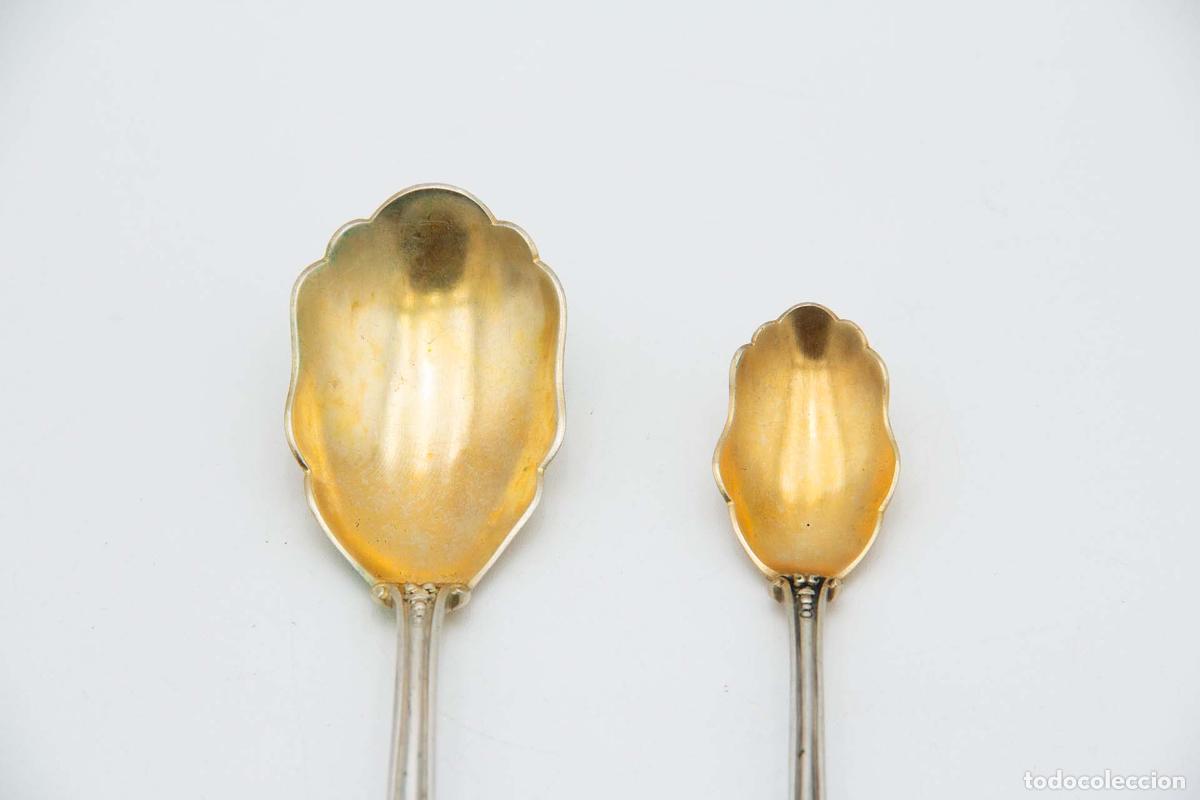 Antig&uuml;edades: Juego de 2 cucharas de plata ba&ntilde;ada en oro. - Foto 3