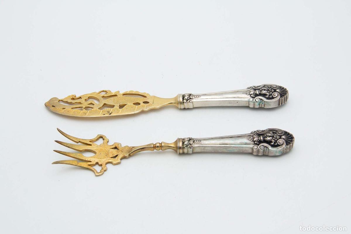 Oggetti Antichi: Cuchillo y tenedor para pescado de plata dorada.