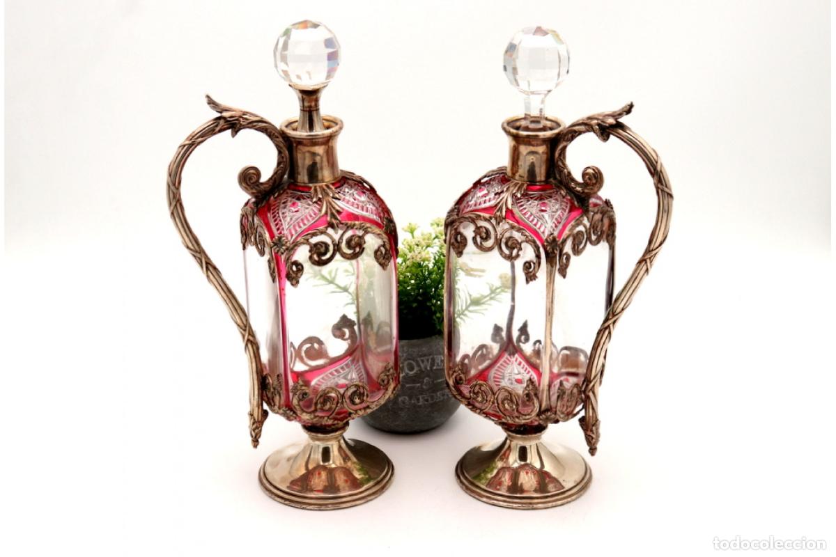 Antiques: Juego de 2 botellas de vidrio facetado y plata.