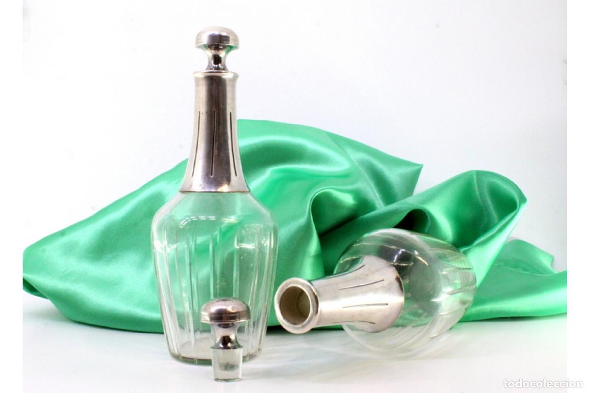 Antiques: Juego de botellas de vidrio facetado y plata.