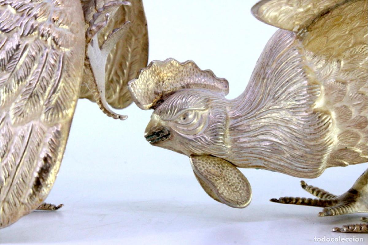 Antig&uuml;edades: Conjunto de gallos de pelea, en plata. - Foto 5
