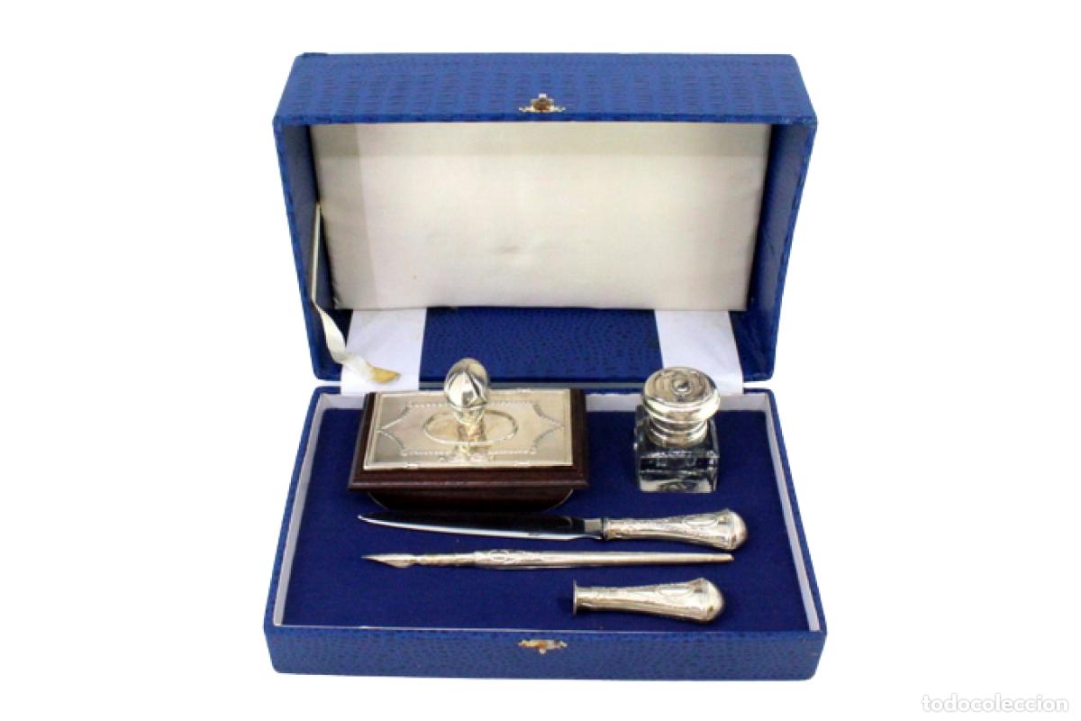 Antig&uuml;edades: Juego de escritura de plata, que incluye secante, tintero, abrecartas, sello y pluma, con su estuche