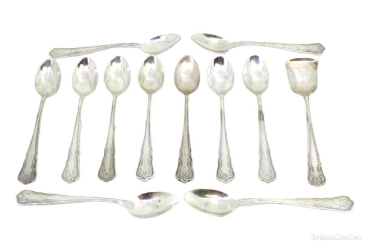 Oggetti Antichi: Juego de 11 cucharillas de t&eacute; y cuchara medidora de az&uacute;car, en color plata.
