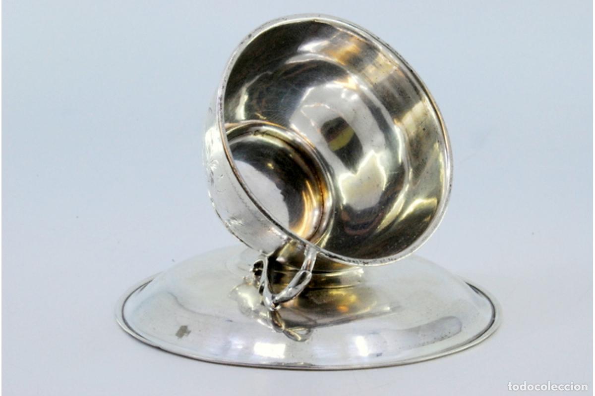 Antig&uuml;edades: Taza y platillo de plata. - Foto 4