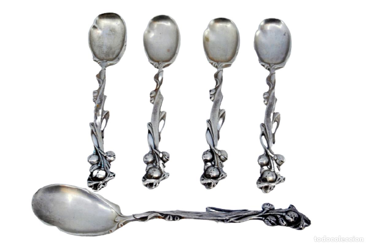 Antiques: Juego de 4 cucharillas de t&eacute; y cuchara medidora de az&uacute;car, en color plata.