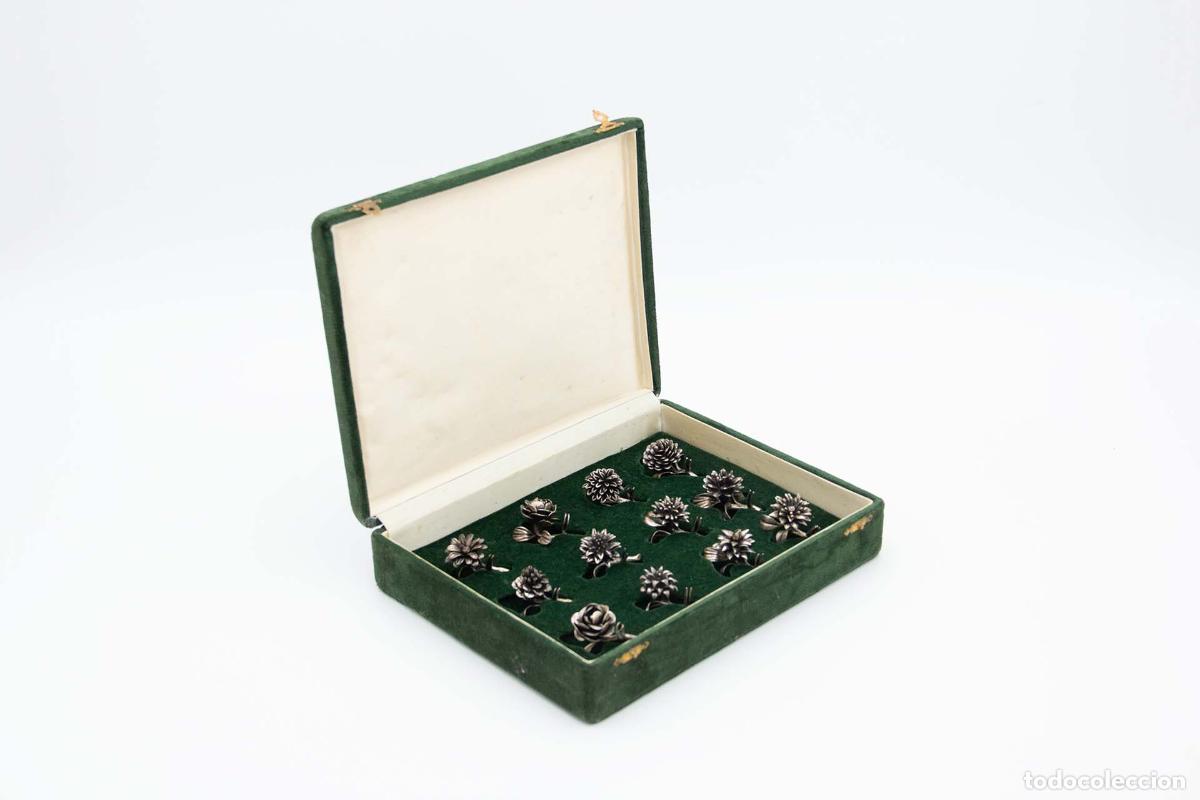 Antiques: Juego de marcadores de mesa de platas con forma de flor, con estuche.