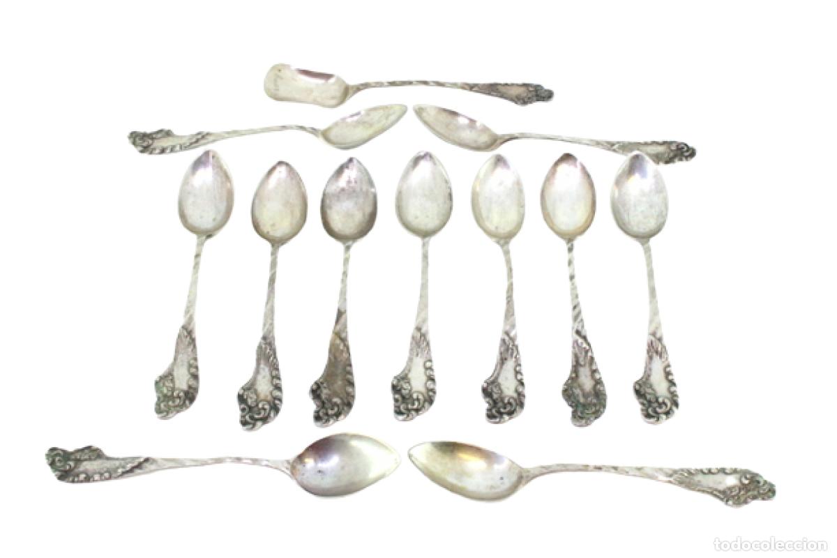 Antiques: Juego de 11 cucharillas de t&eacute; y cuchara medidora de az&uacute;car, en color plata.
