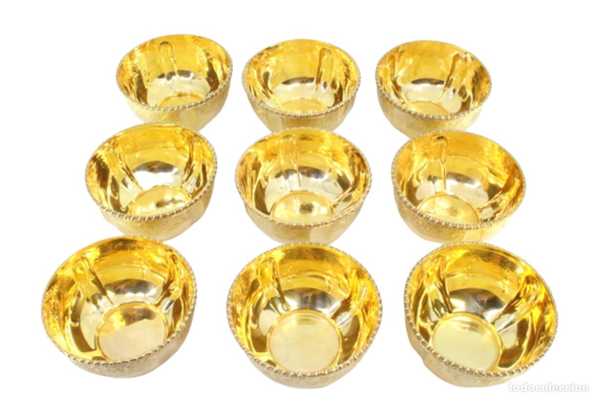 Antig&uuml;edades: Juego de 9 vasos para lavabo, de plata dorada.