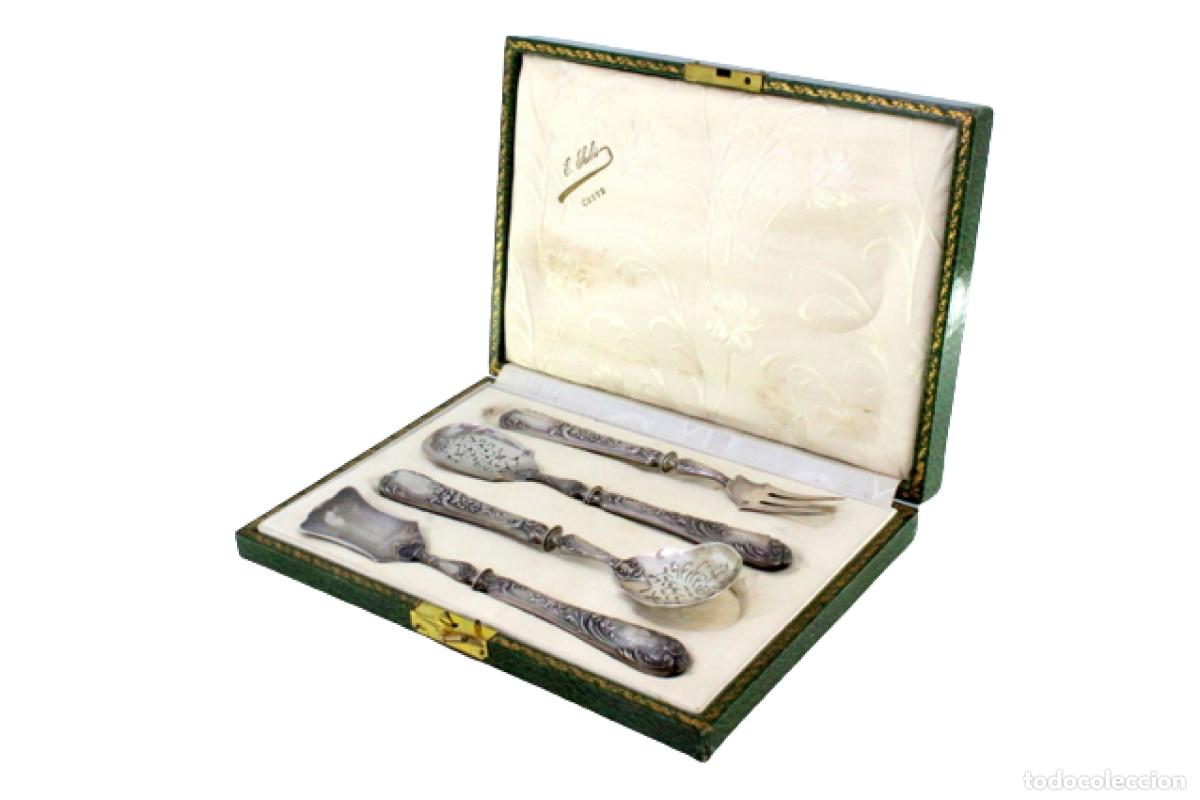 Antiquit&eacute;s: Juego de postre de plata de cuatro piezas con estuche original.