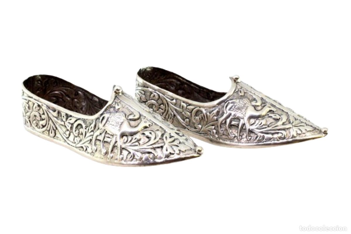 Antiquit&eacute;s: Un par de zapatillas &aacute;rabes de plata con camellos.