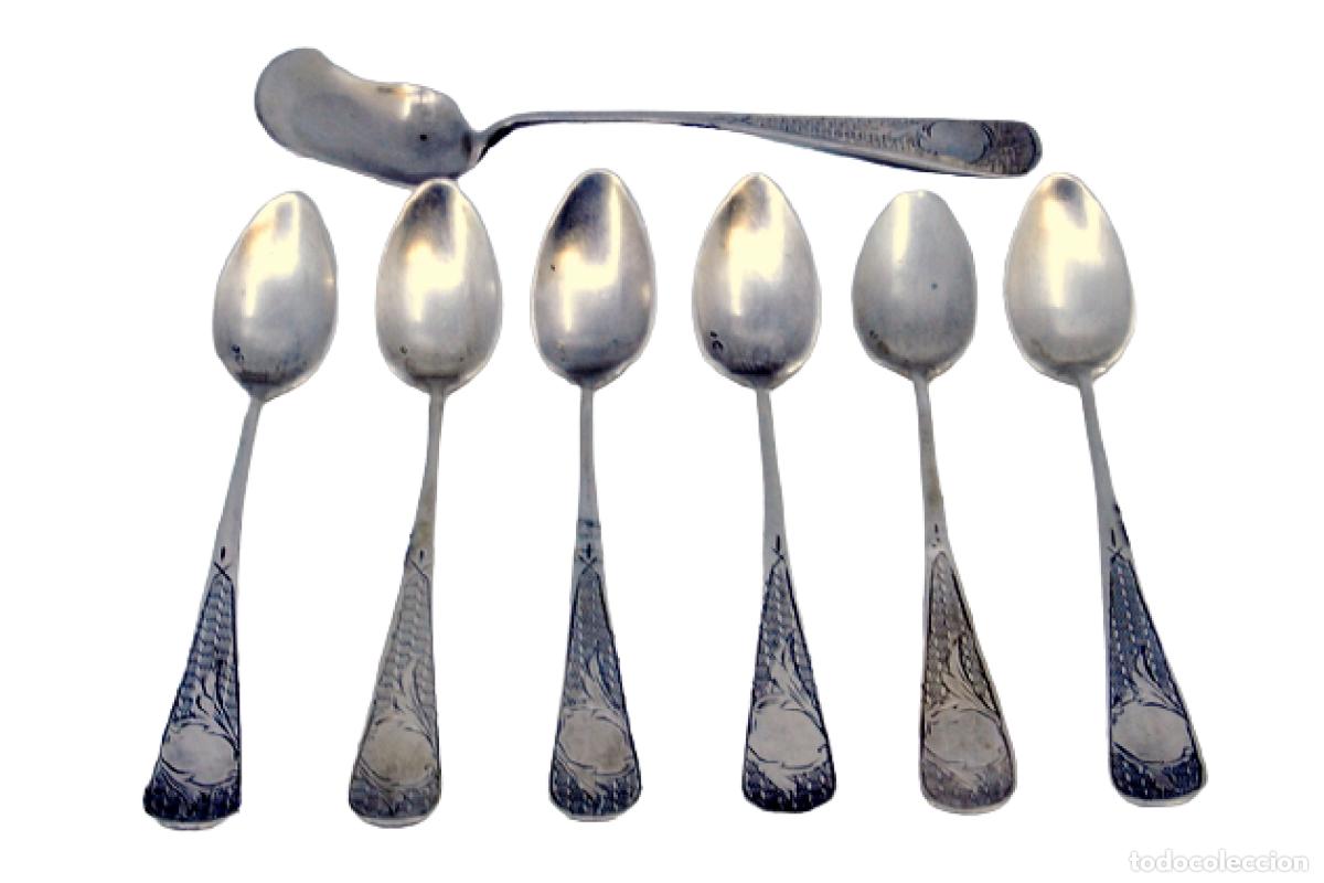 Antiquit&auml;ten: Juego de 6 cucharillas de caf&eacute; y cuchara para az&uacute;car, en color plata.