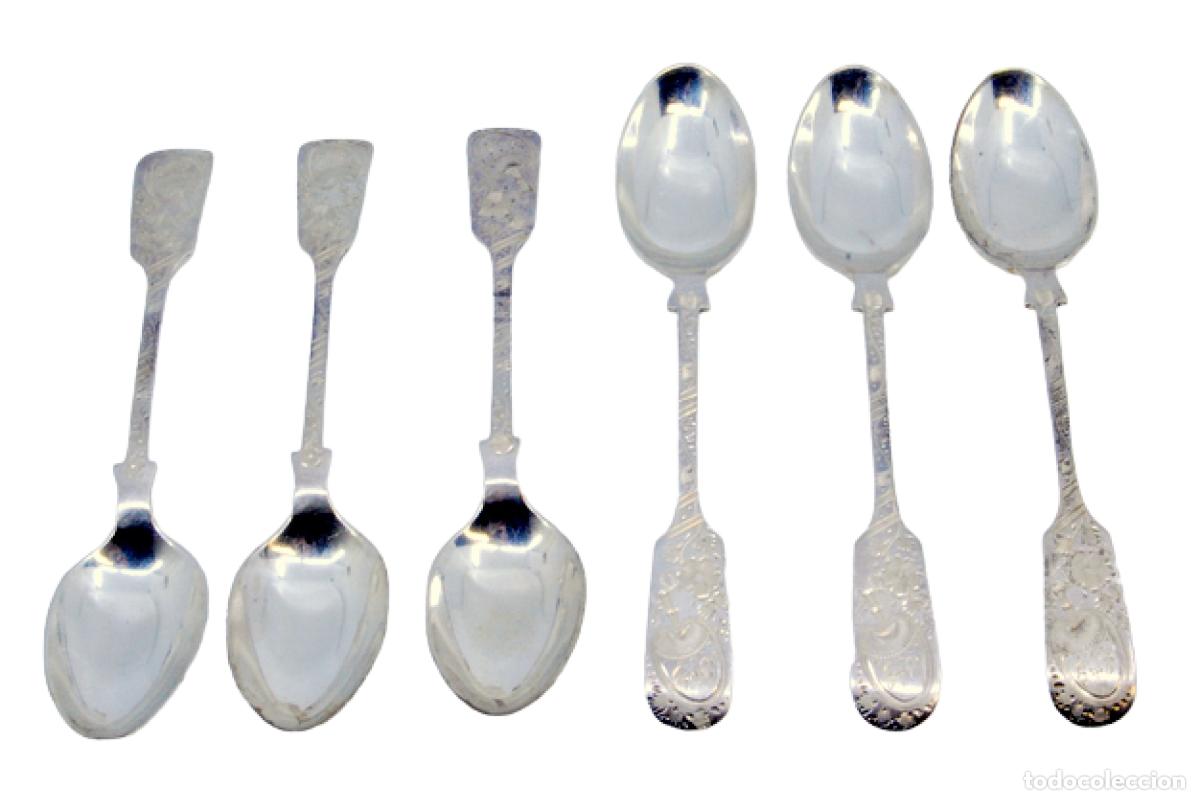 Antiguidades: Juego de 6 cucharillas de caf&eacute; y cuchara para az&uacute;car, en color plata.