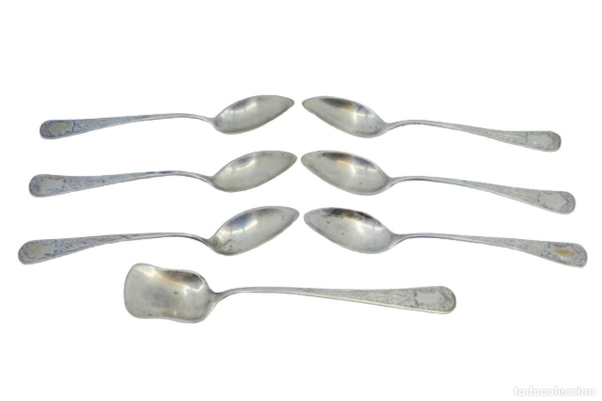 Antiguidades: Juego de 6 cucharillas de caf&eacute; y cuchara para az&uacute;car, en color plata.