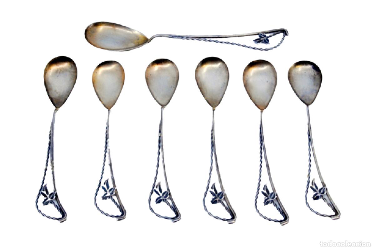 Antiguidades: Juego de 6 cucharillas de caf&eacute; y cuchara para az&uacute;car, en color plata.