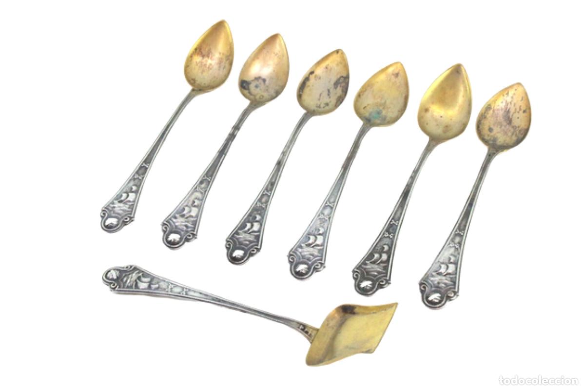 Antiguidades: Juego de 6 cucharillas de caf&eacute; y cuchara para az&uacute;car, en color plata.