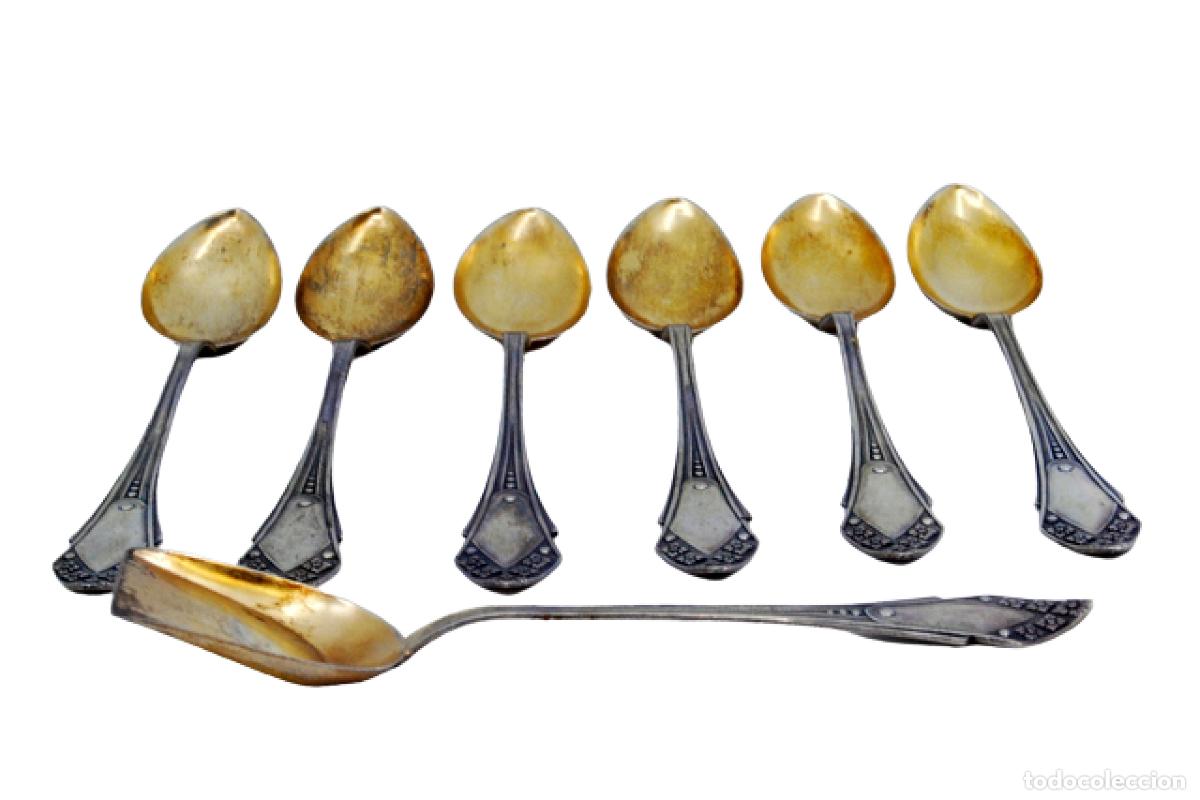 Antiguidades: Juego de 6 cucharillas de caf&eacute; y cuchara para az&uacute;car, en color plata.