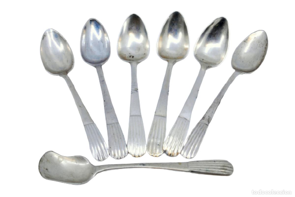Antiguidades: Juego de 6 cucharillas de caf&eacute; y cuchara para az&uacute;car, en color plata.