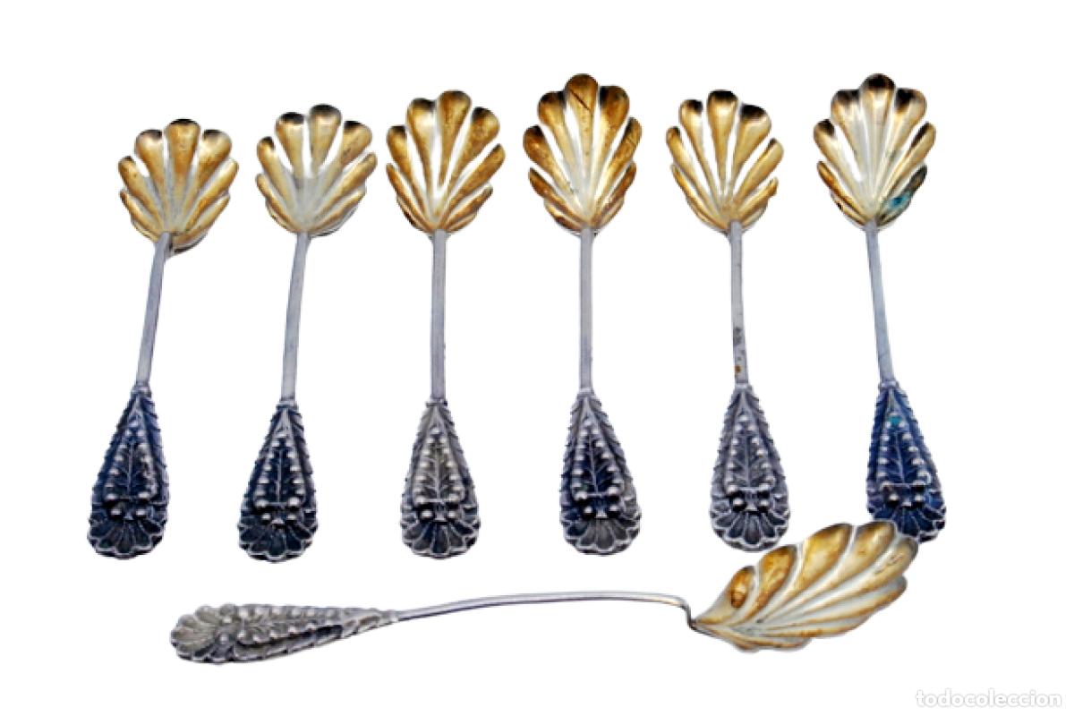 Antiques: Juego de 6 cucharillas de caf&eacute; y cuchara para az&uacute;car, en color plata.