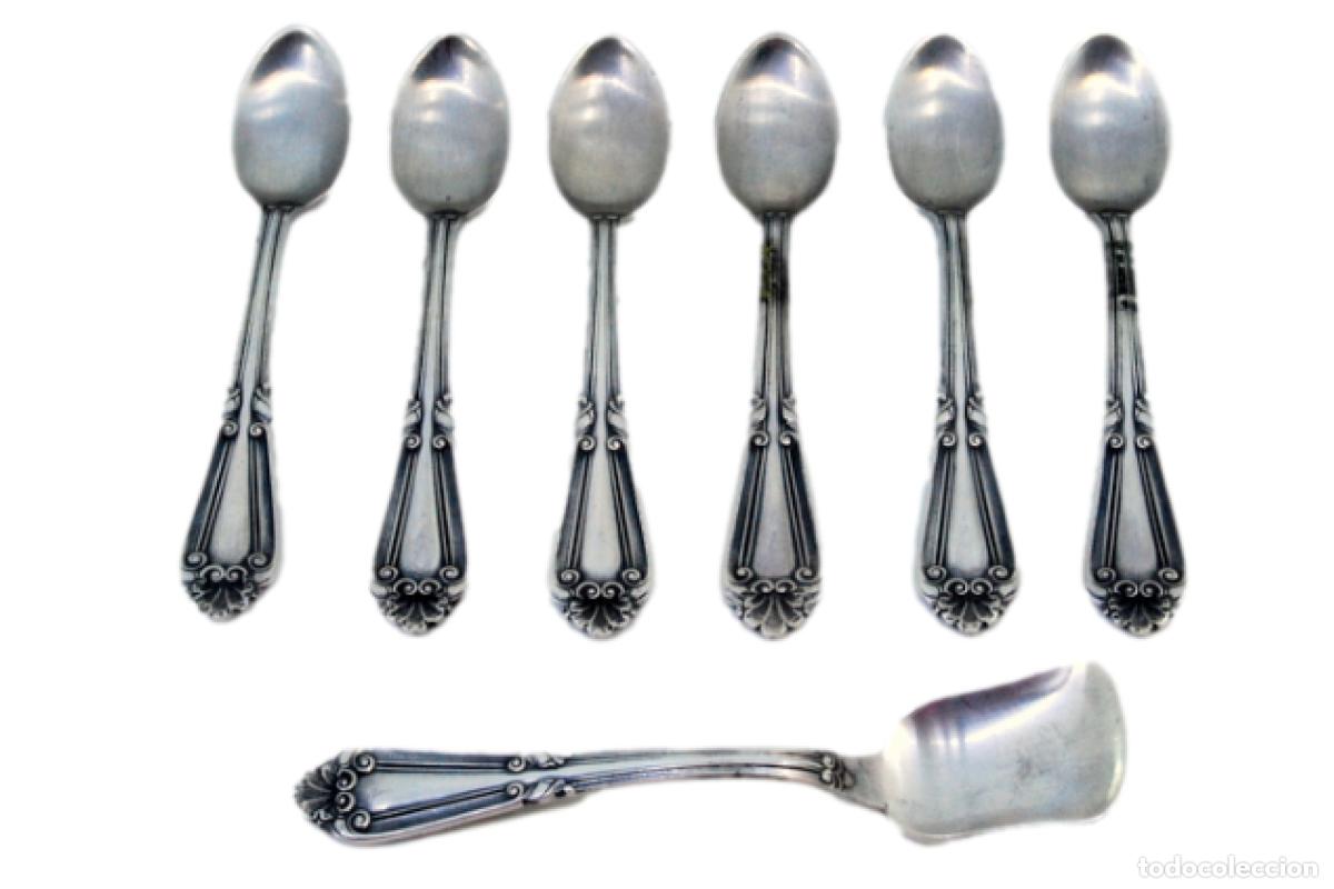 Antiguidades: Juego de 6 cucharillas de caf&eacute; y cuchara para az&uacute;car, en color plata.