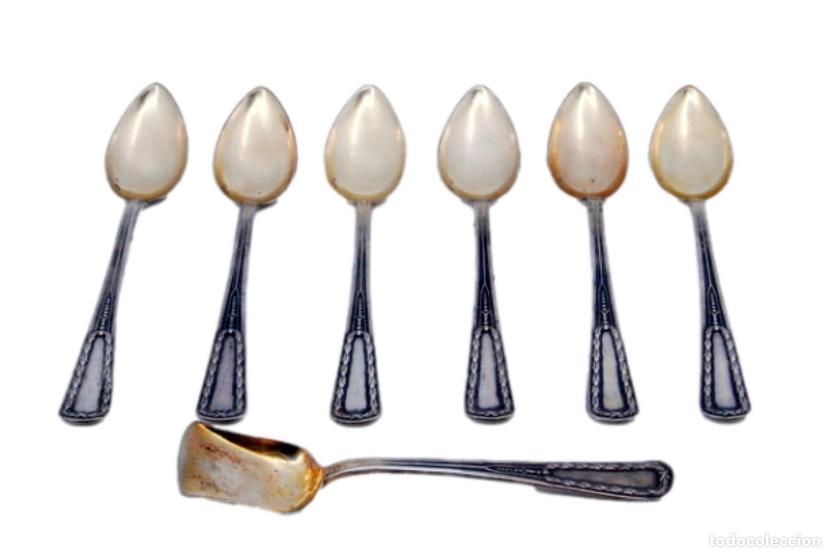 Antig&uuml;edades: Juego de 6 cucharillas de caf&eacute; y cuchara para az&uacute;car, en color plata.