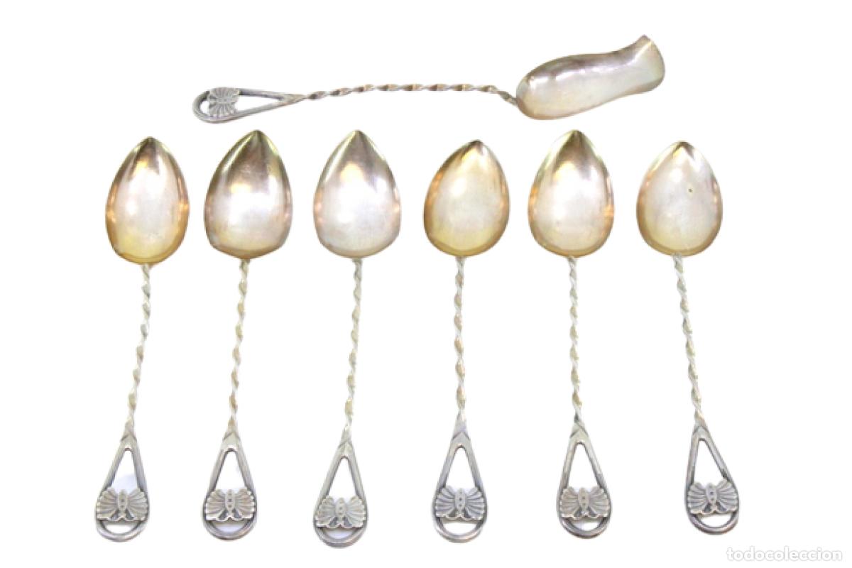 Antig&uuml;edades: Juego de 6 cucharillas de caf&eacute; y cuchara para az&uacute;car, en color plata.