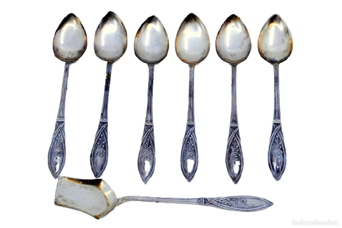 Antig&uuml;edades: Juego de 6 cucharillas de caf&eacute; y cuchara para az&uacute;car, en color plata.