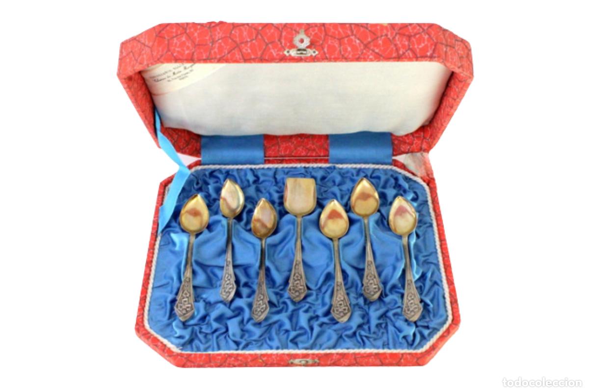 Antig&uuml;edades: Juego de 6 cucharillas de caf&eacute; y cuchara para az&uacute;car, de plata, en su estuche original.