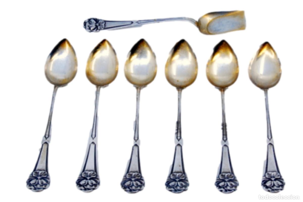 Antig&uuml;edades: Juego de 6 cucharillas de caf&eacute; y cuchara para az&uacute;car, en color plata.
