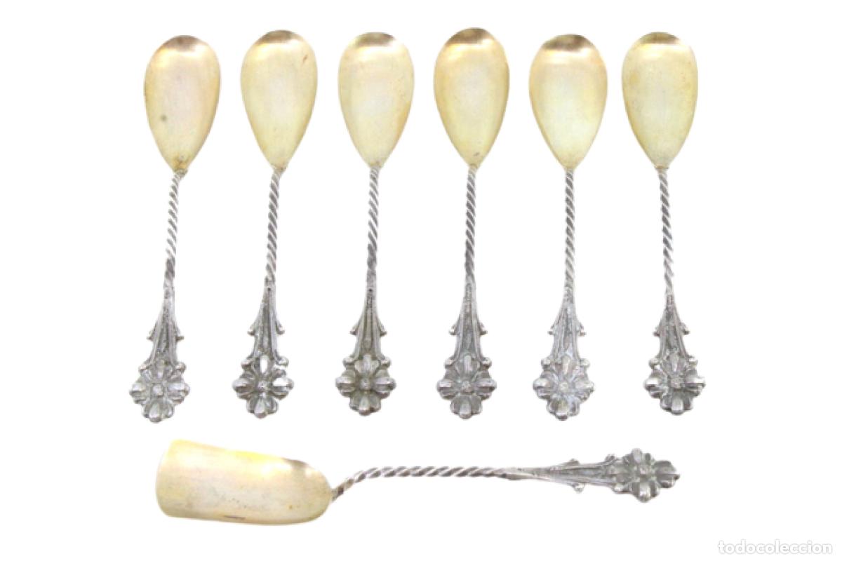 Antig&uuml;edades: Juego de 6 cucharillas de t&eacute; y cuchara medidora de az&uacute;car, en color plata.