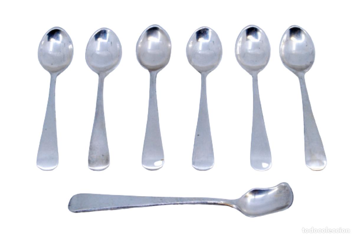 Antig&uuml;edades: Juego de 6 cucharillas de caf&eacute; y cuchara para az&uacute;car, en color plata.