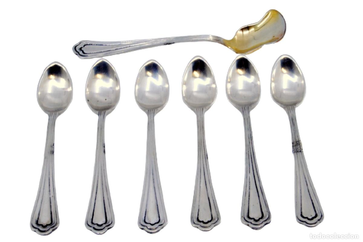 Antig&uuml;edades: Juego de 6 cucharillas de caf&eacute; y cuchara para az&uacute;car, en color plata.