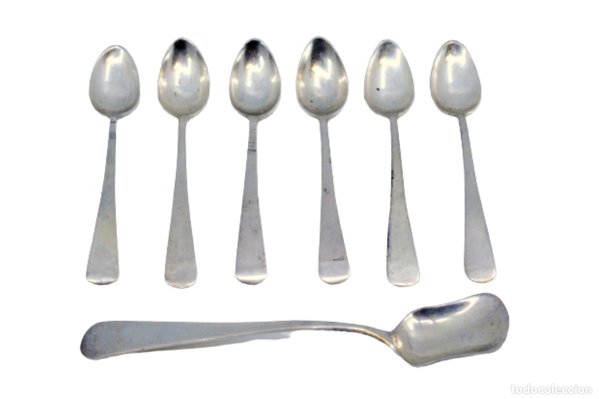 Antig&uuml;edades: Juego de 6 cucharillas de t&eacute; y cuchara medidora de az&uacute;car, en color plata.