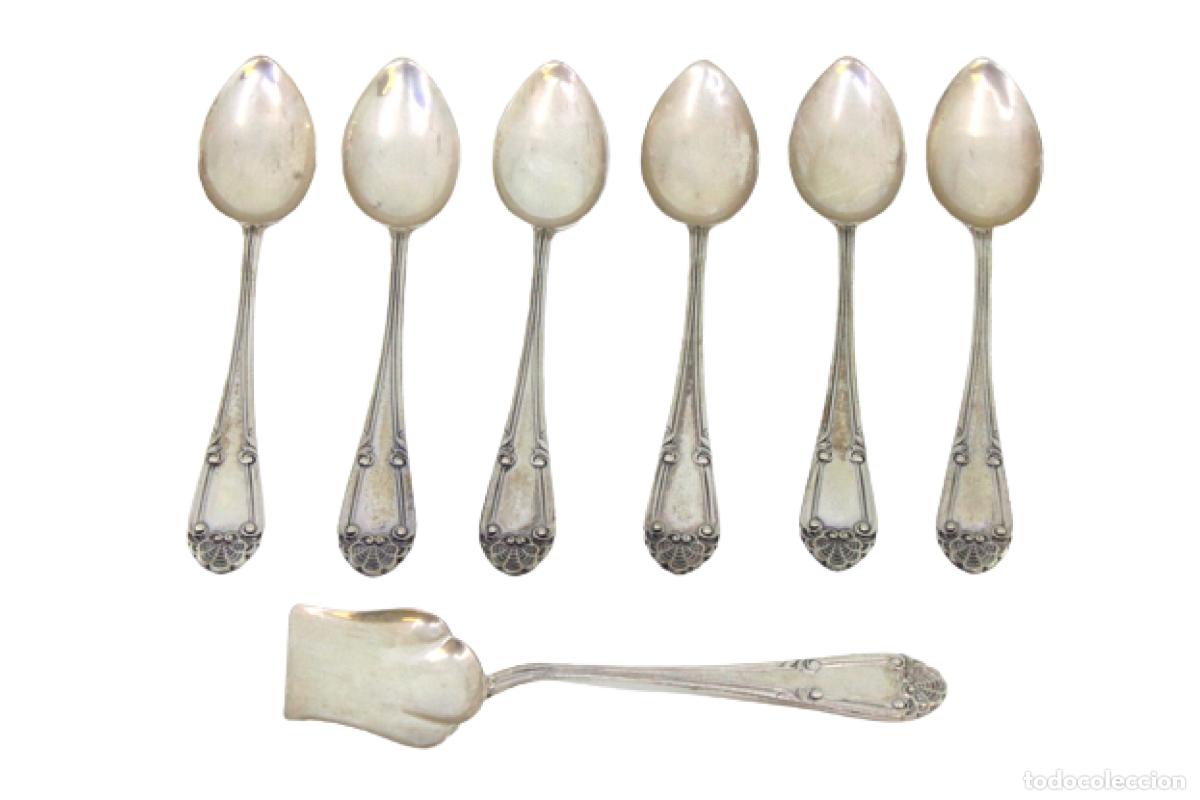 Antig&uuml;edades: Juego de 6 cucharillas de t&eacute; y cuchara medidora de az&uacute;car, en color plata.