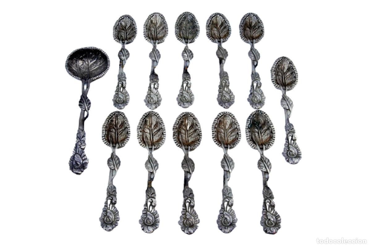 Antig&uuml;edades: Juego de 6 cucharillas de t&eacute; y cuchara medidora de az&uacute;car, en color plata.