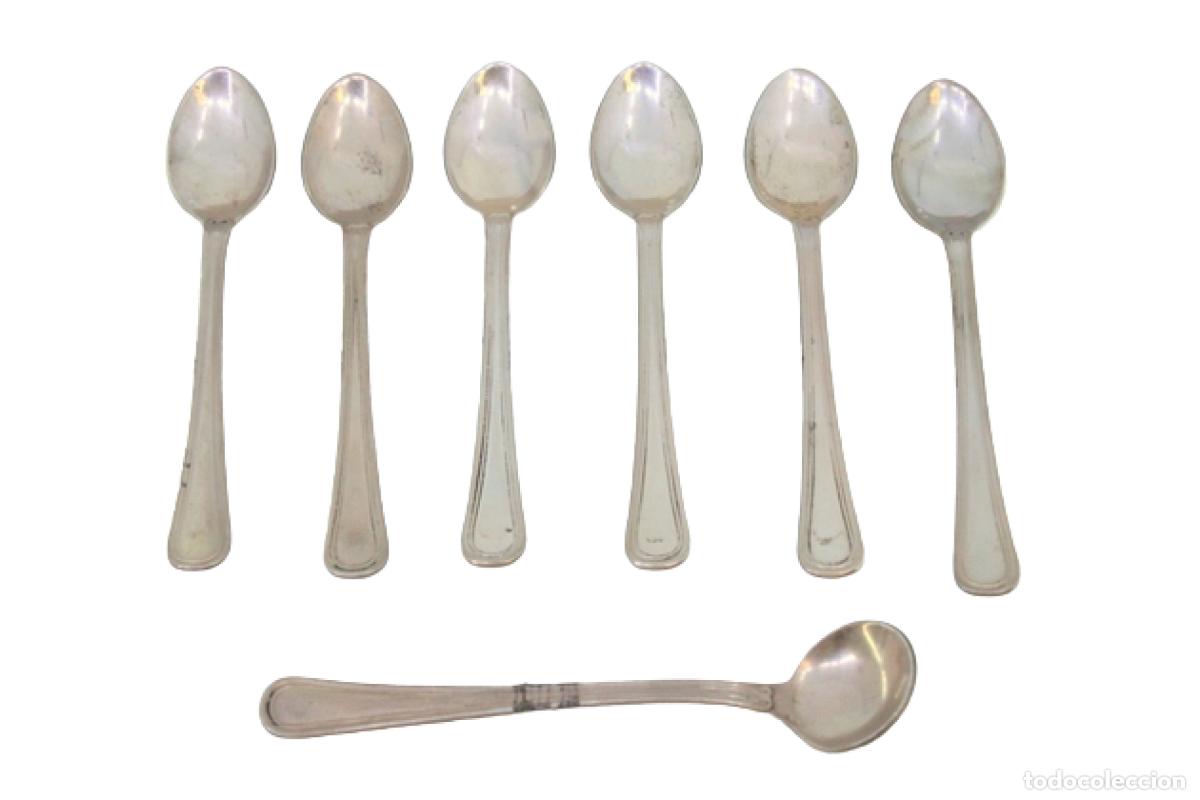 Antiques: Juego de 6 cucharillas de caf&eacute; y cuchara para az&uacute;car, en color plata.