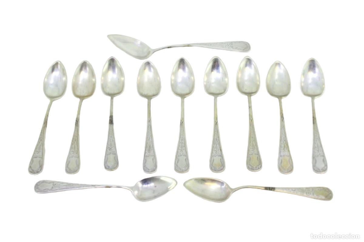 Antiquit&eacute;s: Juego de 11 cucharillas de caf&eacute; y cuchara para az&uacute;car, en color plata.